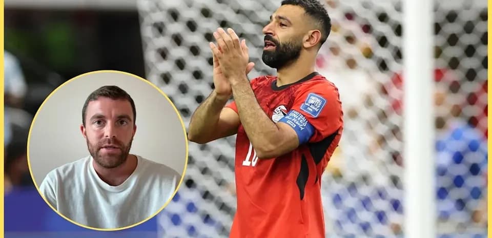 Jugador aplaudiendo en el campo de fútbol