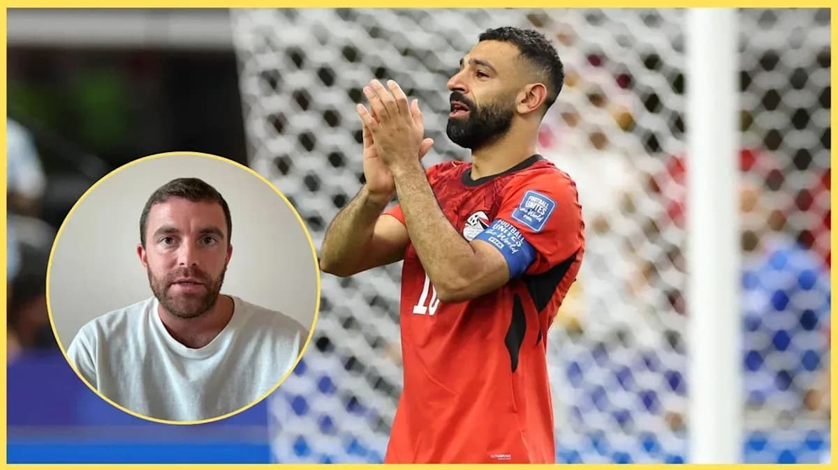 Jugador aplaudiendo en el campo de fútbol