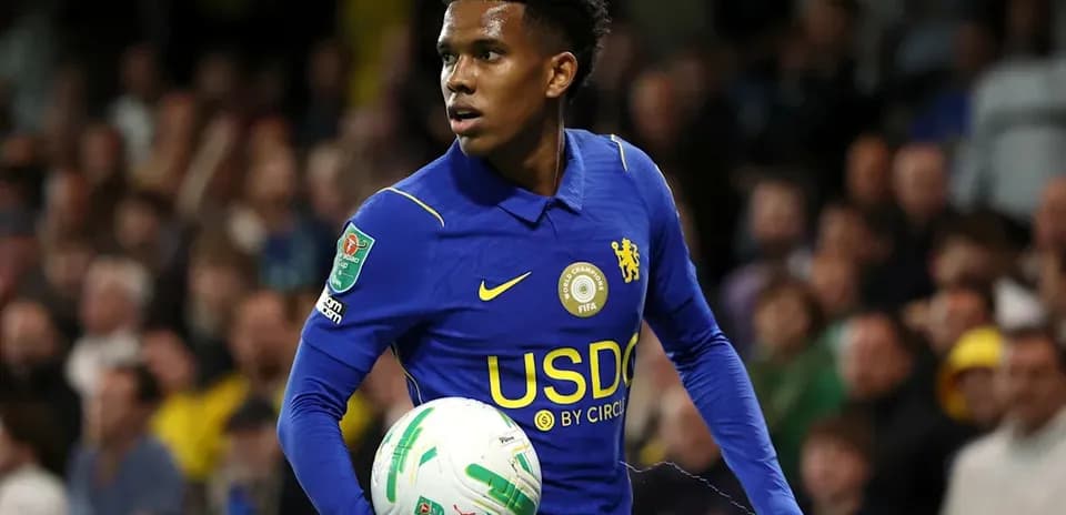 Jugador con balón en partido de fútbol