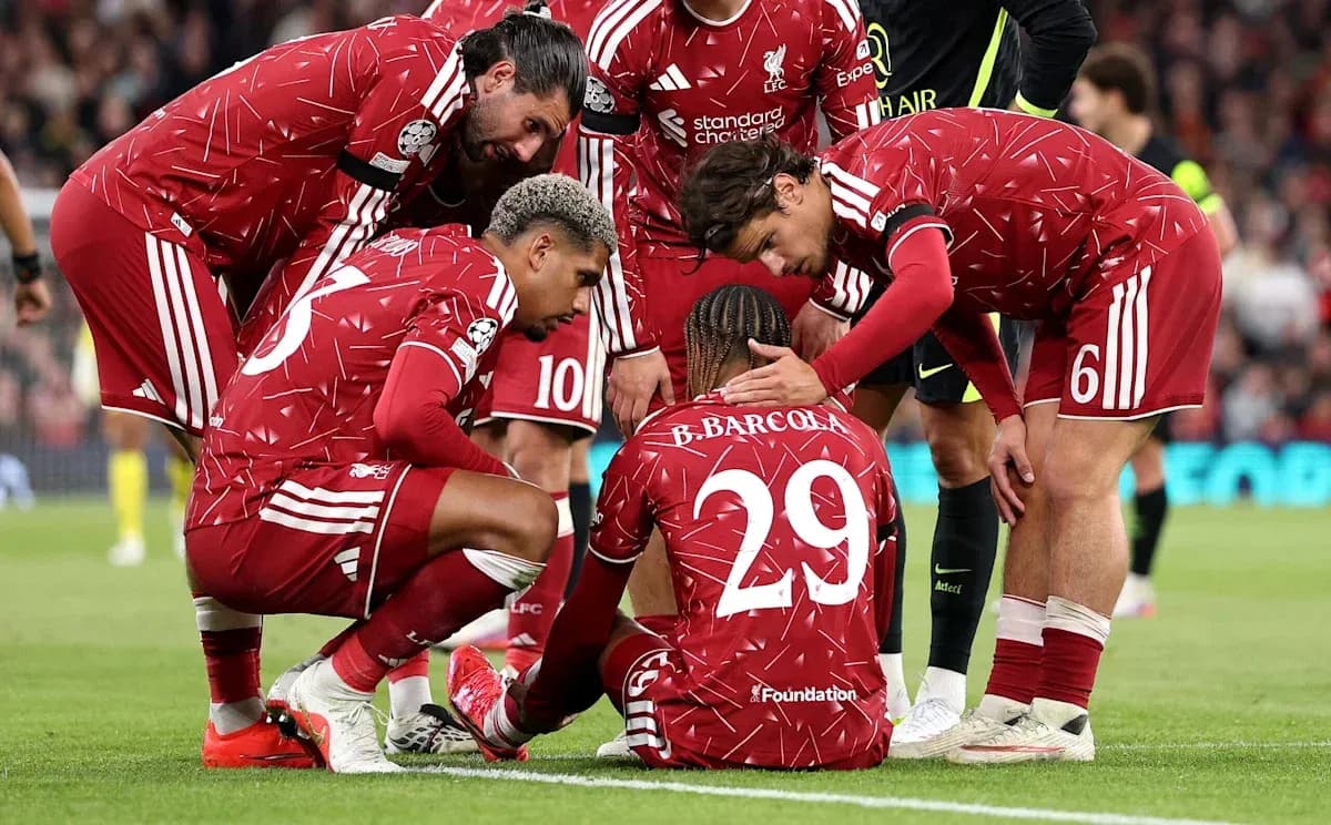Jugadores de Liverpool consolando a compañero caído