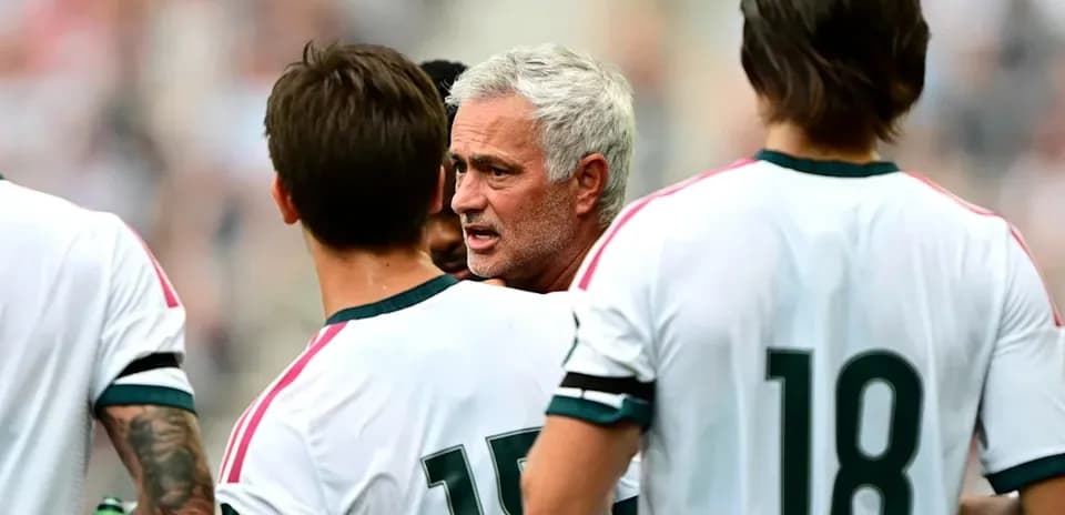 Entrenador hablando con jugadores en el campo
