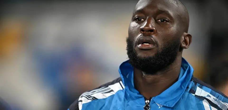 Jugador con chaqueta de calentamiento del Napoli