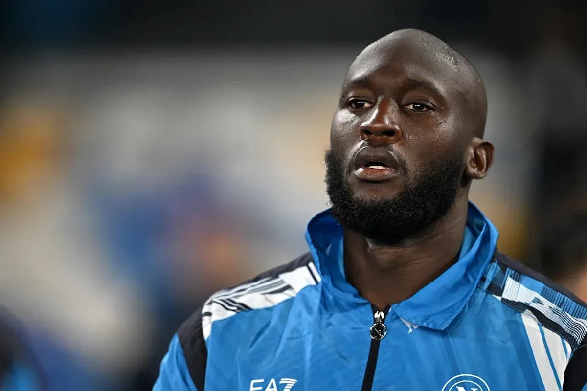 Jugador con chaqueta de calentamiento del Napoli