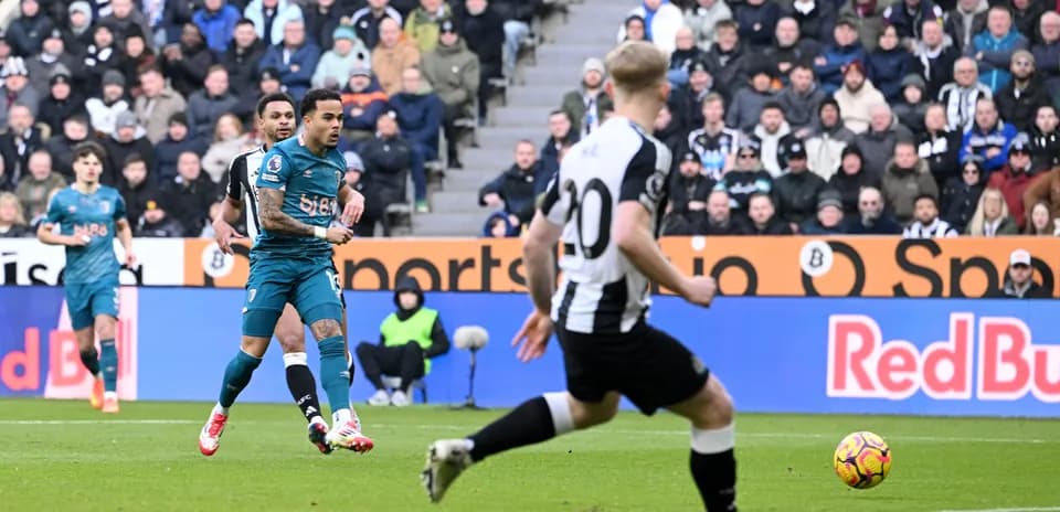 Jugadores de Newcastle y Bournemouth en acción