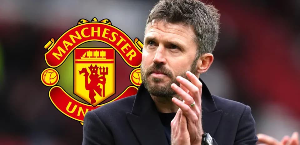 Entrenador aplaudiendo frente al logo de Manchester United