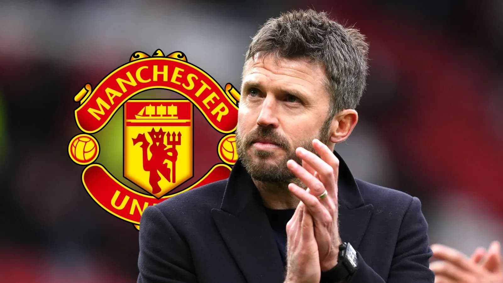 Entrenador aplaudiendo frente al logo de Manchester United