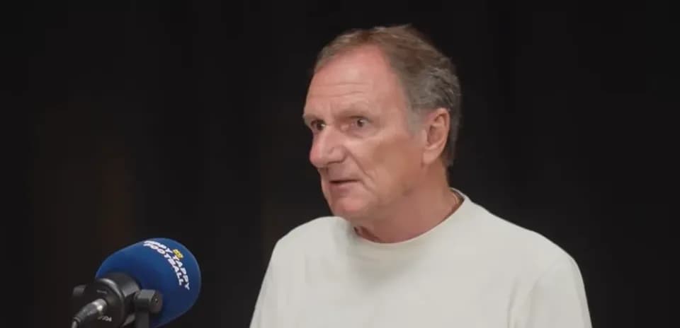 Hombre hablando en un micrófono durante entrevista