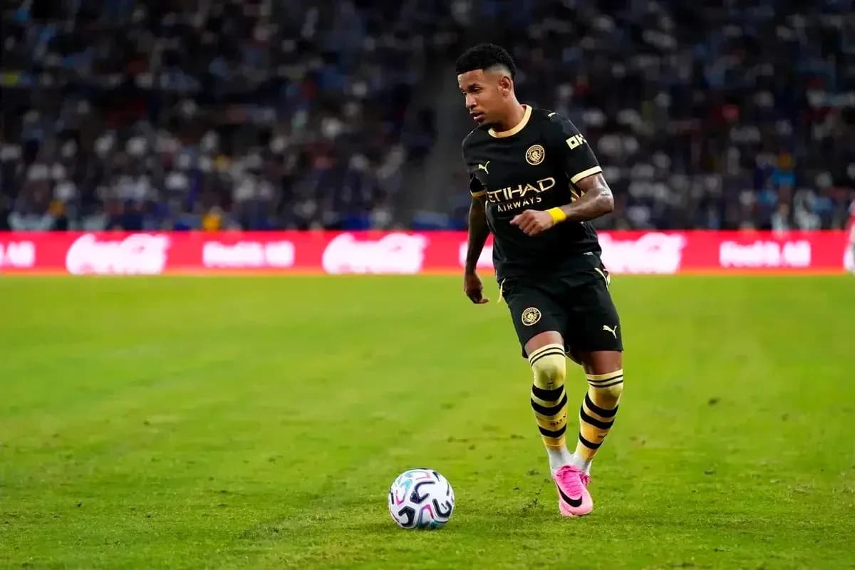 Jugador corriendo con balón en el campo de fútbol
