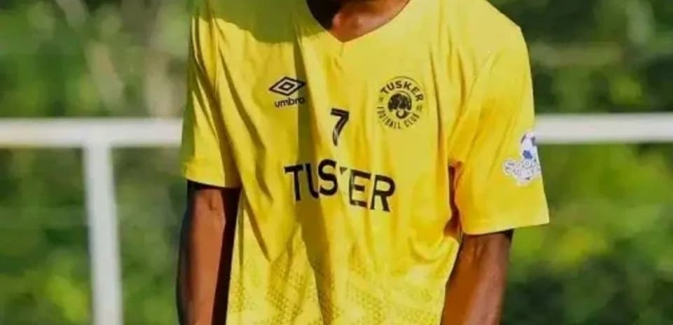 Jugador de fútbol celebrando con camiseta amarilla