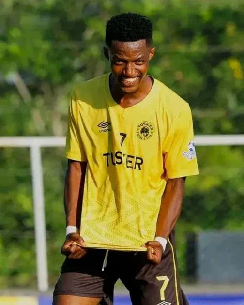 Jugador de fútbol celebrando con camiseta amarilla