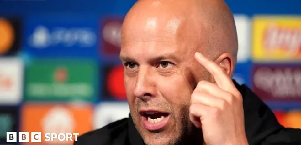 Entrenador hablando en conferencia de prensa