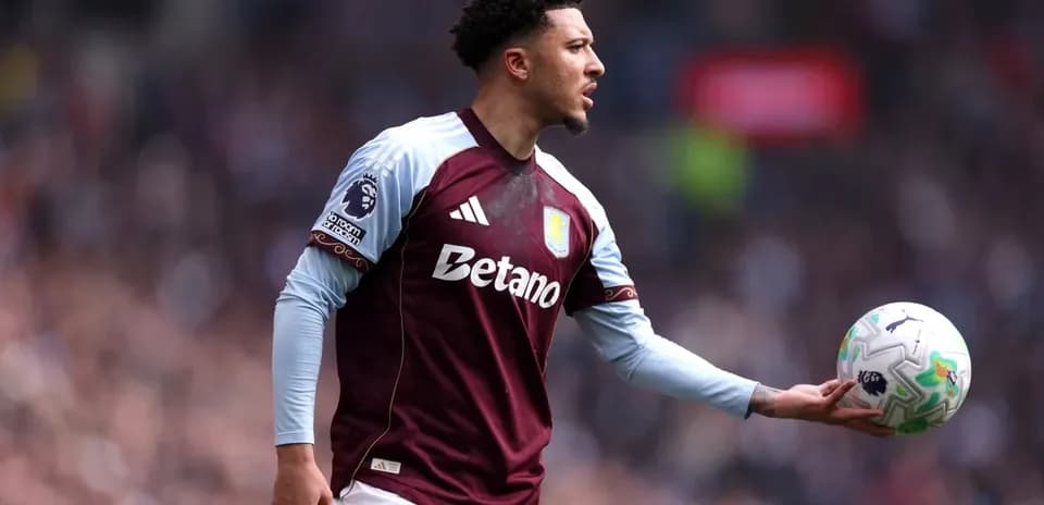 Jugador de Aston Villa sosteniendo el balón en partido