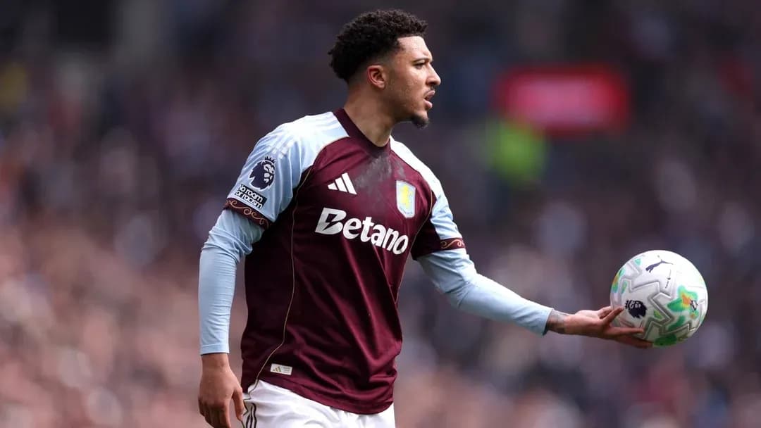 Jugador de Aston Villa sosteniendo el balón en partido