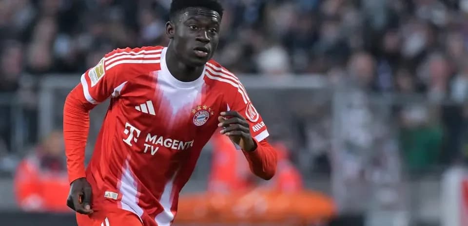 Jugador de Bayern Múnich corriendo por el campo
