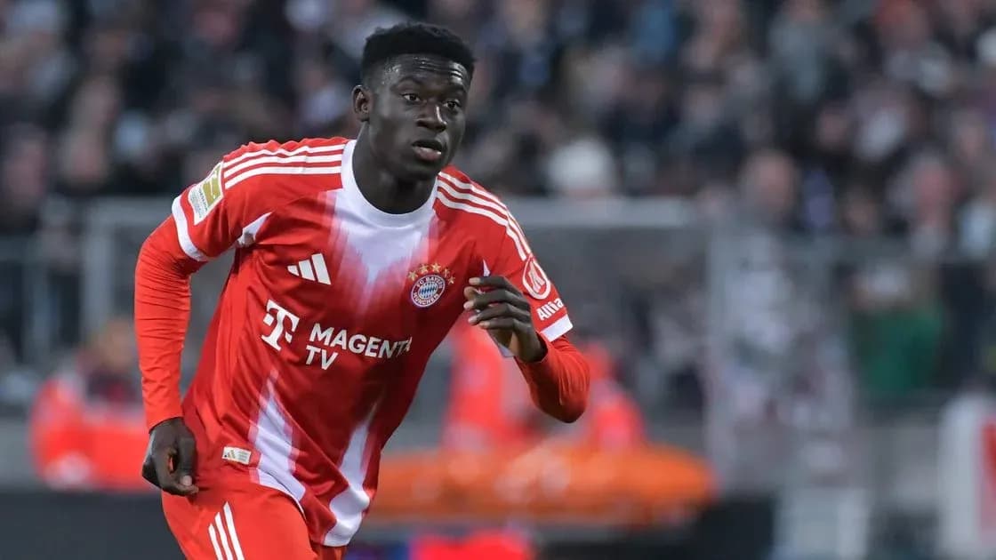 Jugador de Bayern Múnich corriendo por el campo