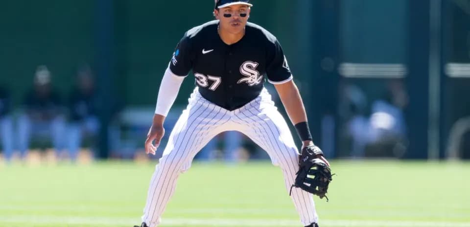 Jugador de béisbol en posición defensiva en el campo