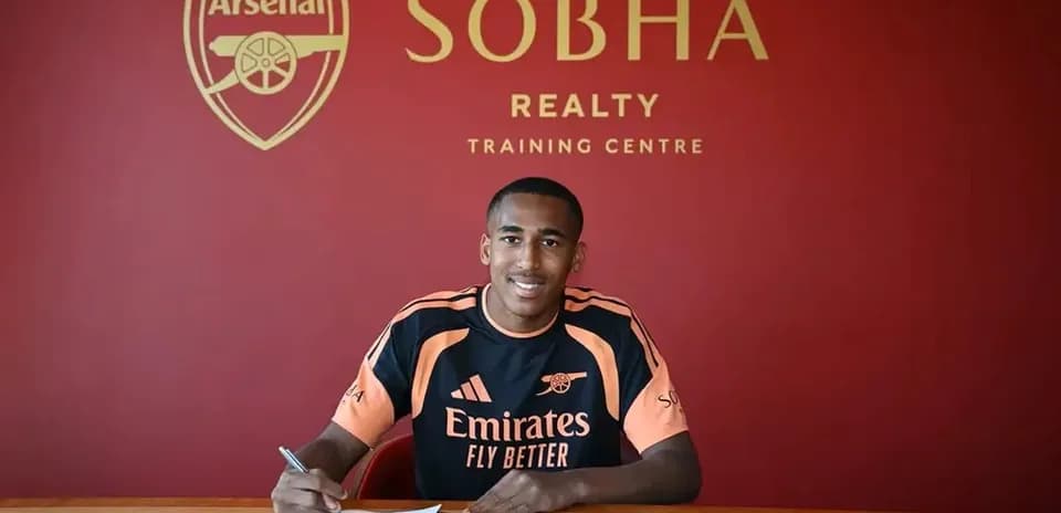 Jugador firmando contrato en centro de entrenamiento de Arsenal