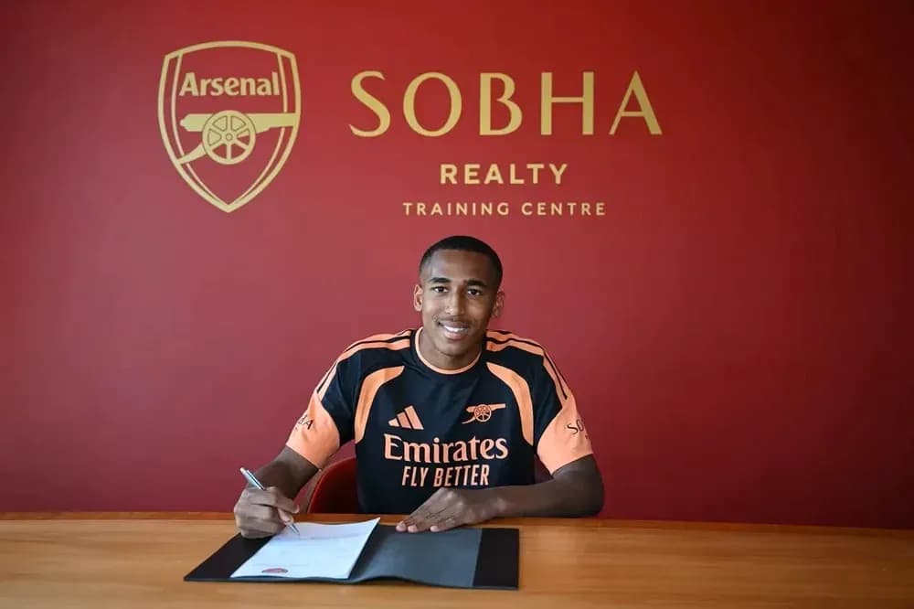 Jugador firmando contrato en centro de entrenamiento de Arsenal