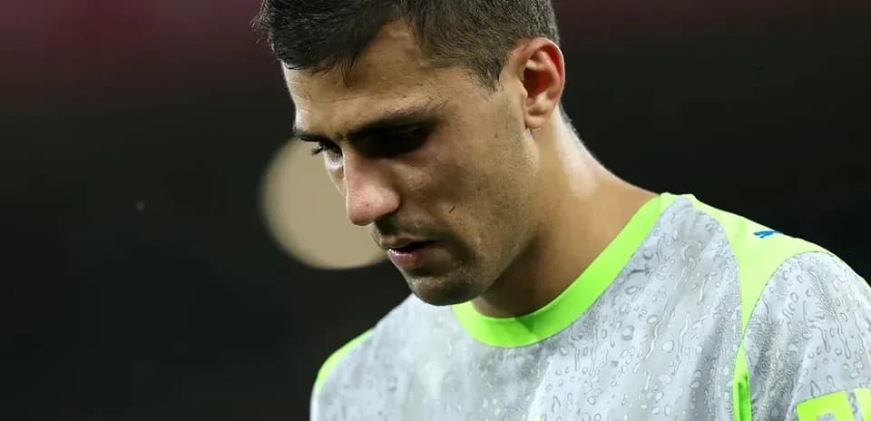 Jugador de fútbol con camiseta de entrenamiento húmeda