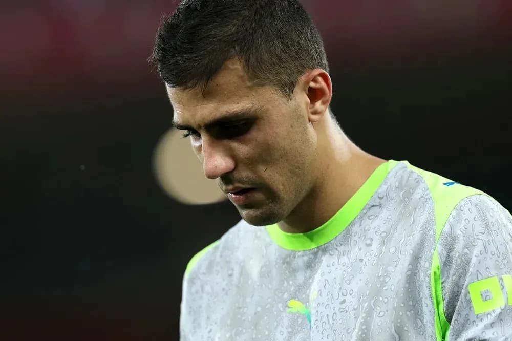Jugador de fútbol con camiseta de entrenamiento húmeda
