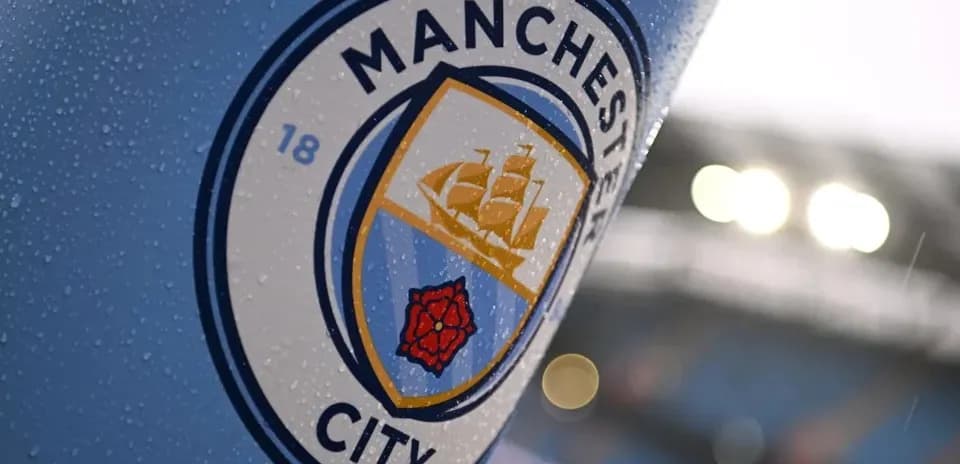 Escudo de Manchester City con gotas de lluvia