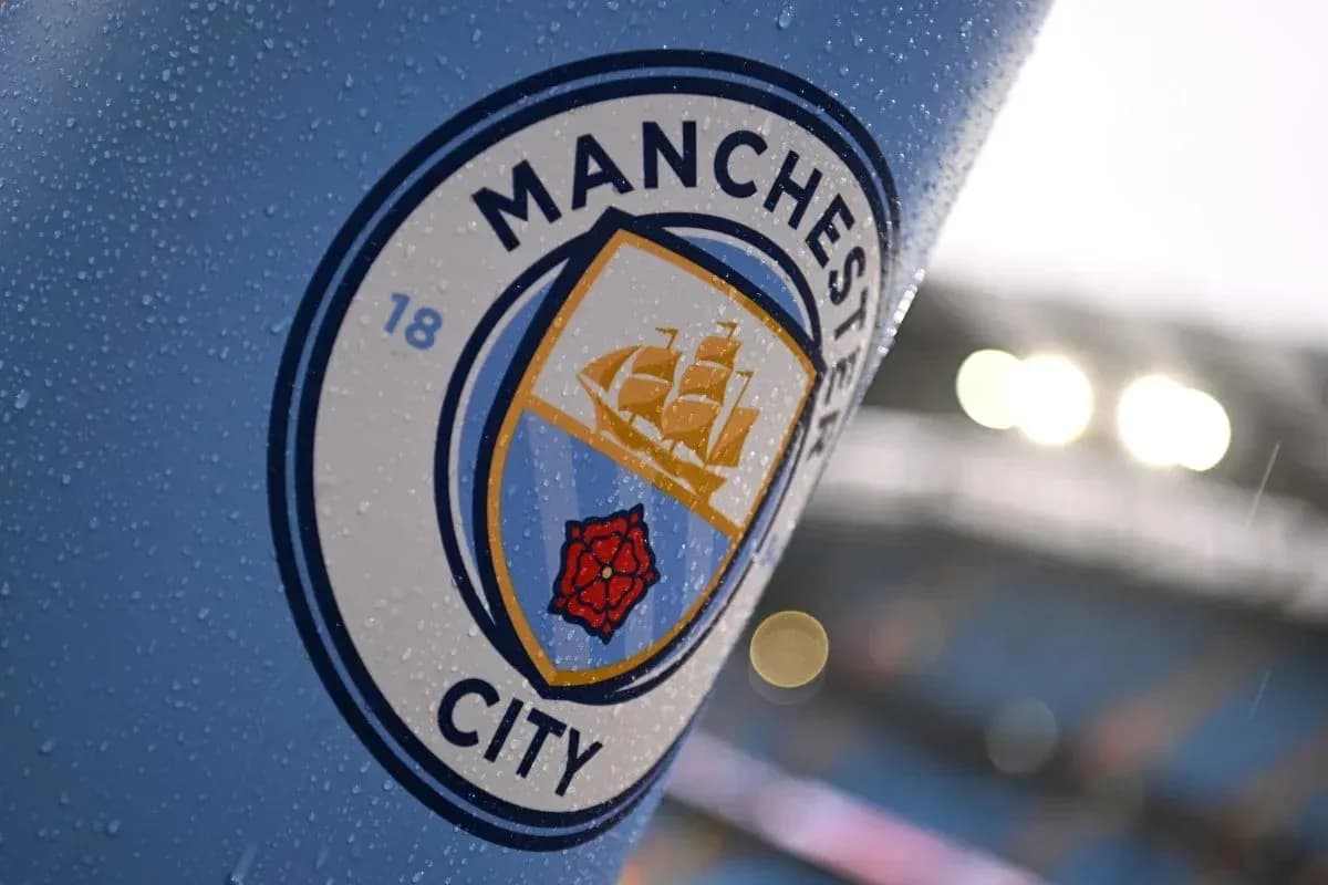 Escudo de Manchester City con gotas de lluvia
