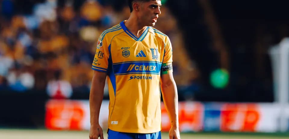 Jugador de Tigres UANL en el campo