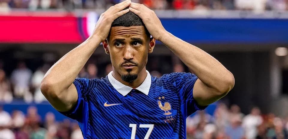 Jugador de Francia con mano en la cabeza durante partido