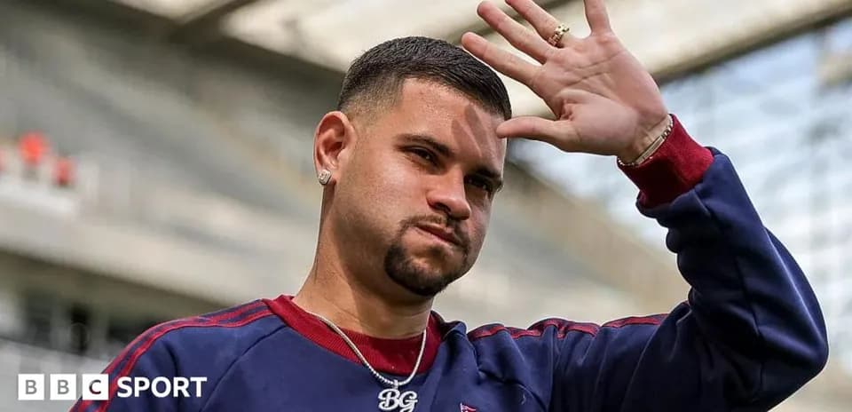 Jugador saludando en el estadio
