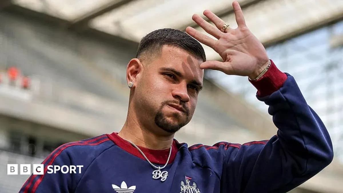 Jugador saludando en el estadio