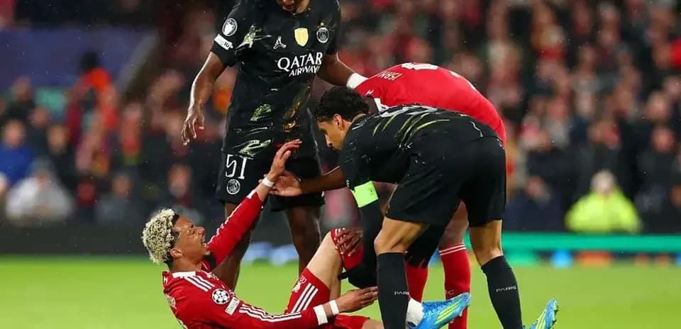 Jugador caído siendo ayudado por compañeros de equipo