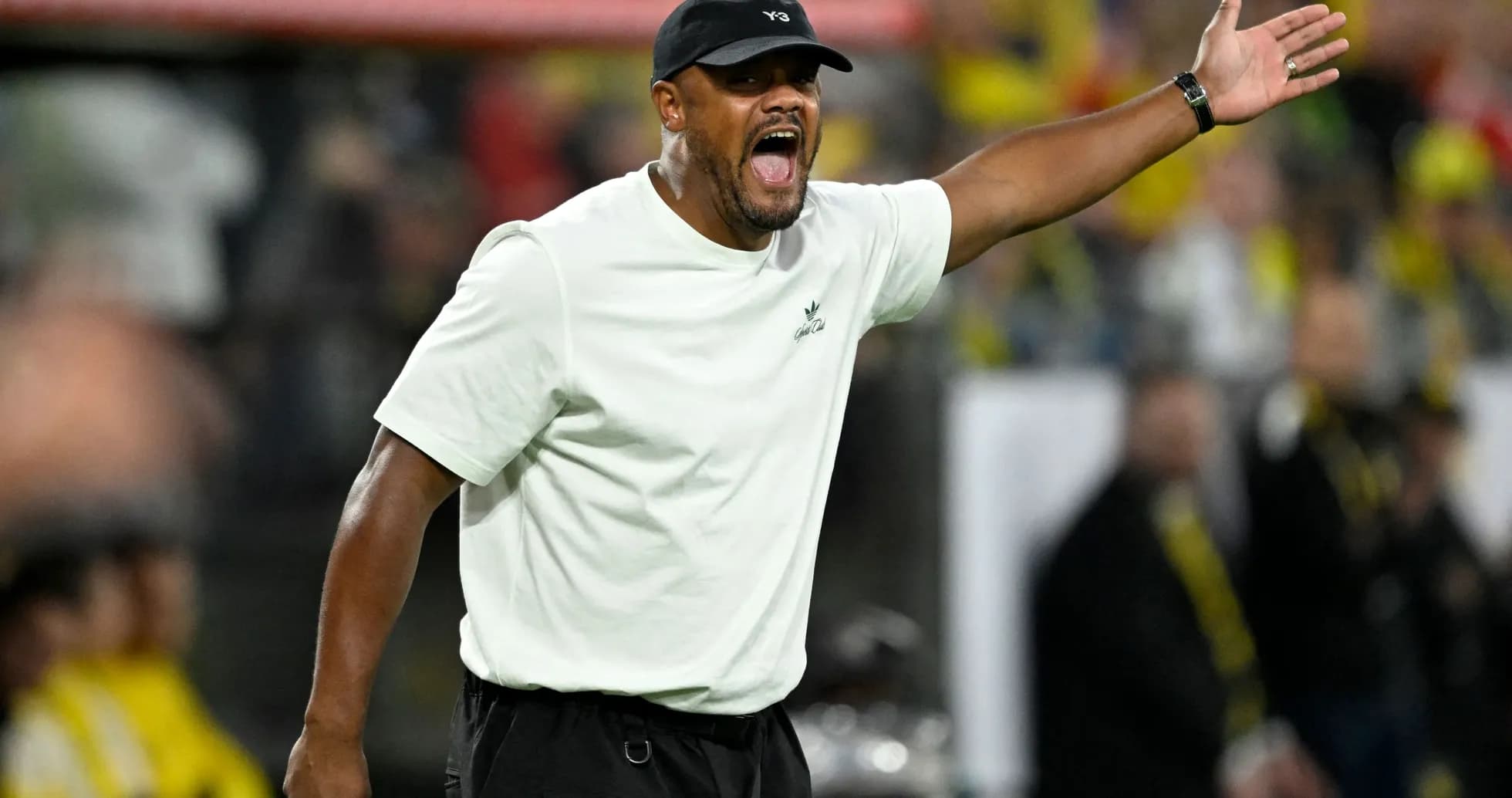 Entrenador dirigiendo desde la línea de banda