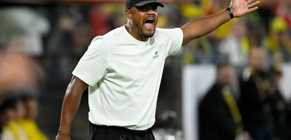 Entrenador dirigiendo desde la línea de banda