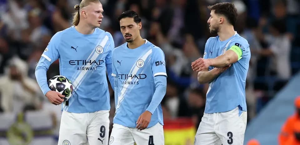 Jugadores de Manchester City discutiendo en el campo