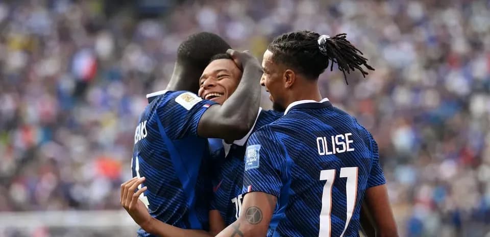 Jugadores de Francia celebrando un gol juntos