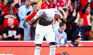 Jugador de Real Madrid celebrando con aficionados en el estadio