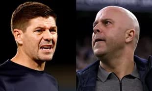 Entrenadores en una conversación intensa durante el partido