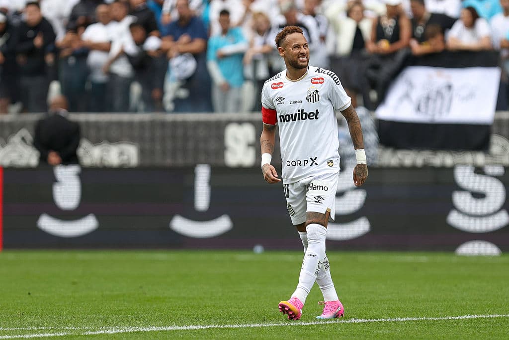 Neymar sonriendo en el campo durante un partido