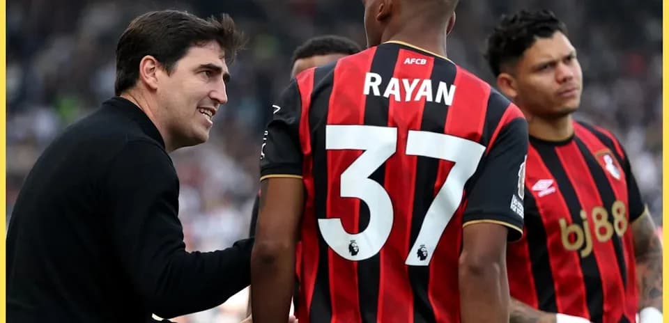 Entrenador hablando con jugadores del Bournemouth