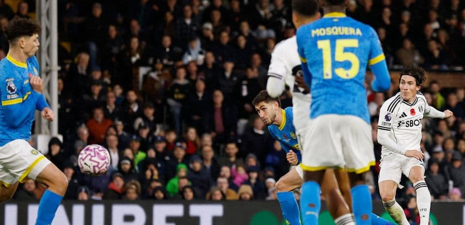 Jugadores de Fulham y Wolves en acción