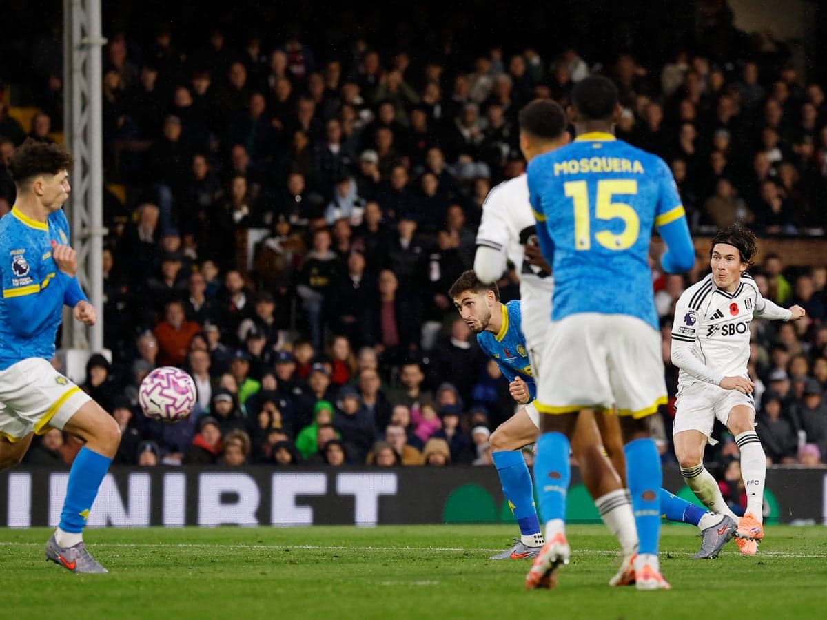 Jugadores de Fulham y Wolves en acción