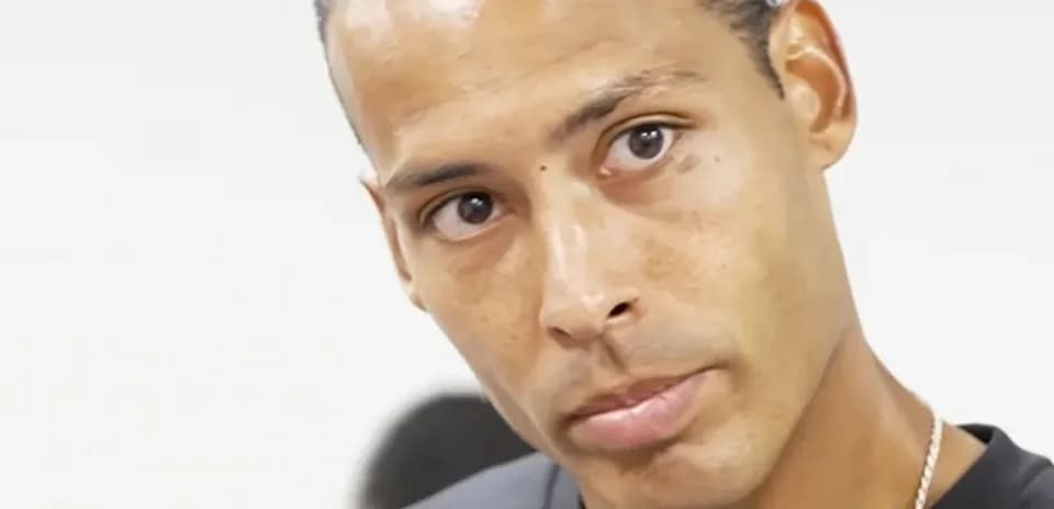 Jugador mirando a la cámara en sala de prensa