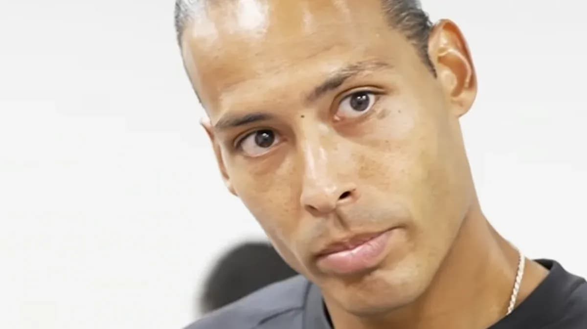 Jugador mirando a la cámara en sala de prensa