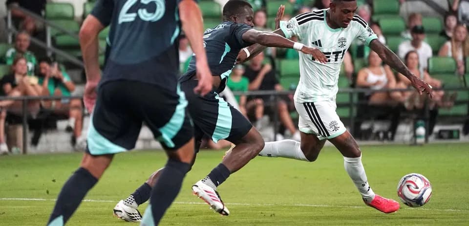 Jugadores compitiendo por el balón en el partido