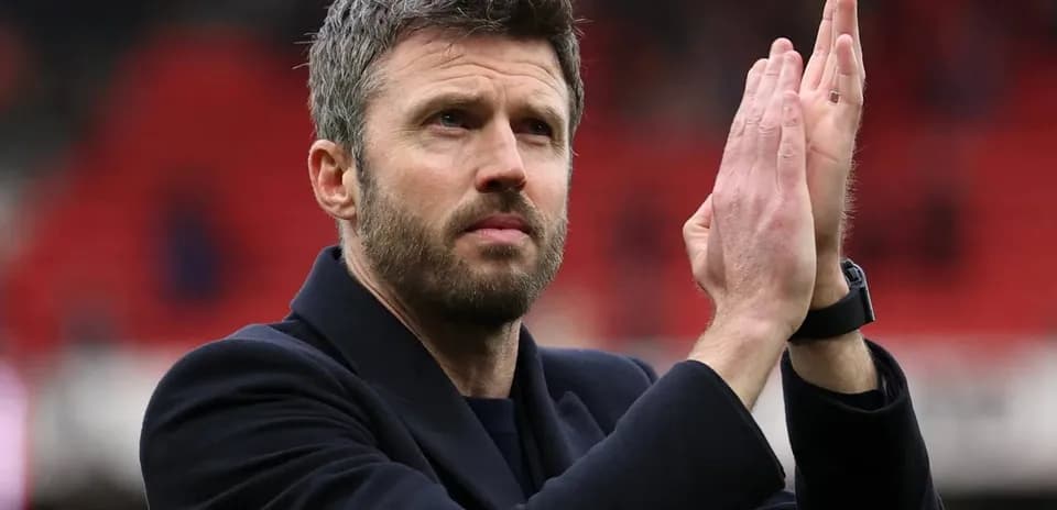 Entrenador aplaudiendo a los aficionados en el estadio