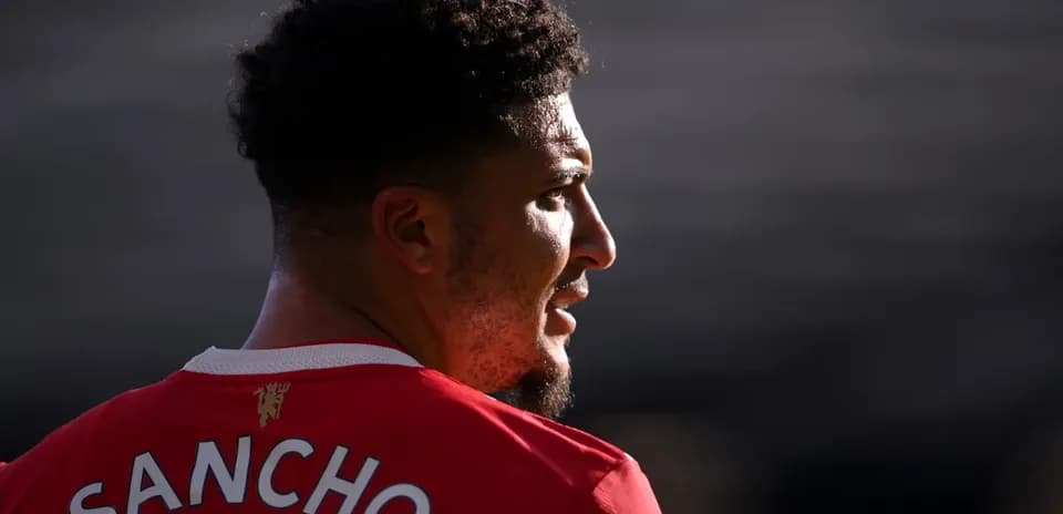 Jugador con camiseta de Manchester United en perfil