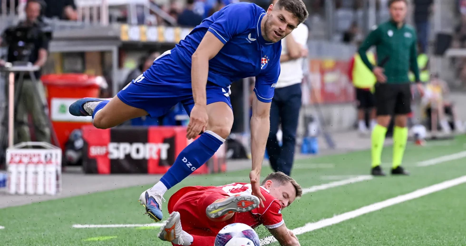 Jugador de Dinamo Zagreb desafiando a un oponente