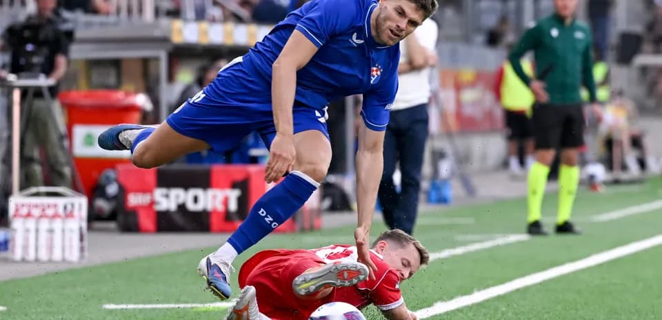 Jugador de Dinamo Zagreb desafiando a un oponente