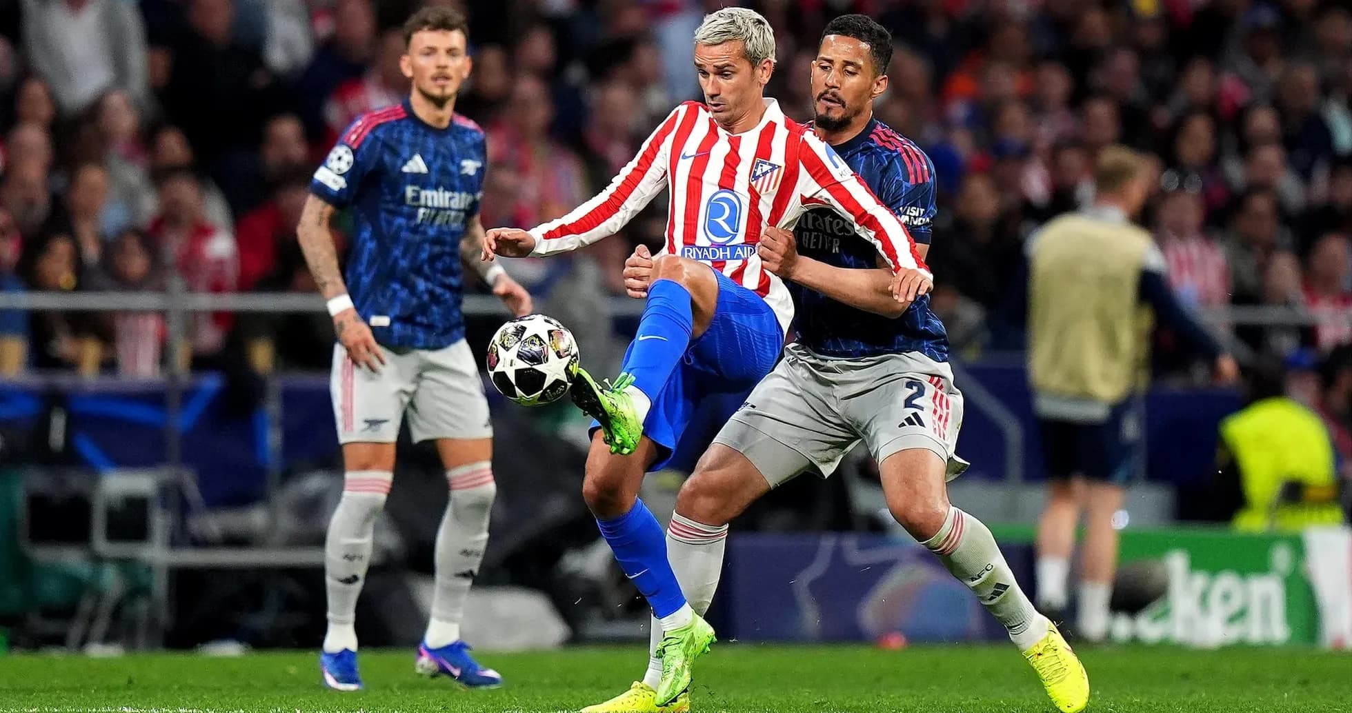 Jugadores de Atlético y Arsenal compitiendo por el balón