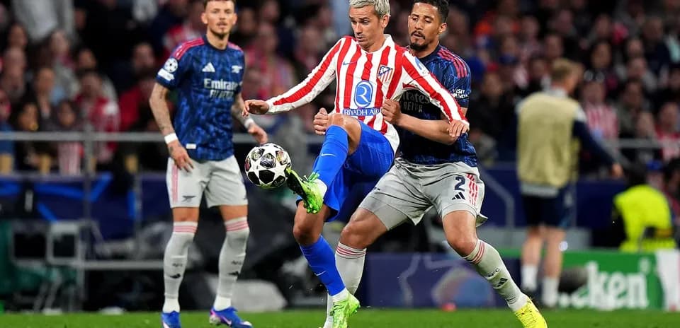 Jugadores de Atlético y Arsenal compitiendo por el balón